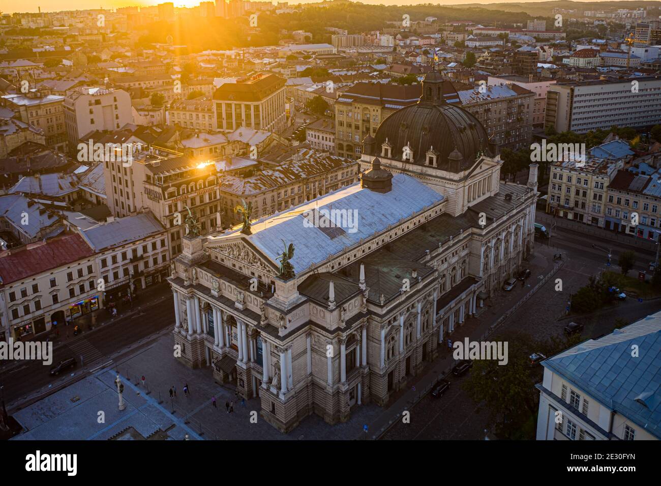 Lviv, Ukraine - August , 2020: Luftaufnahme auf Lviv Opera House von Drohne Stockfoto