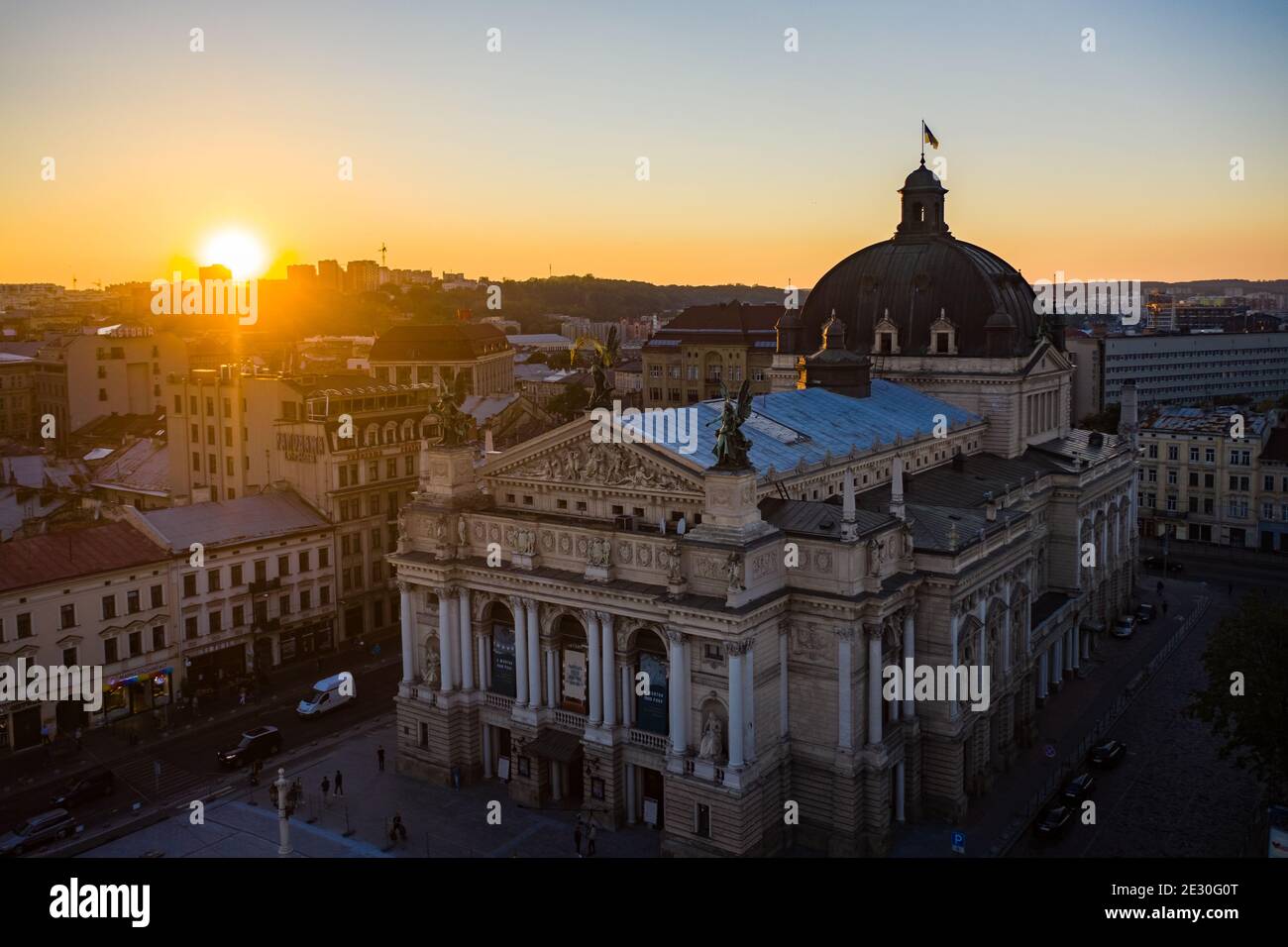 Lviv, Ukraine - August , 2020: Luftaufnahme auf Lviv Opera House von Drohne Stockfoto