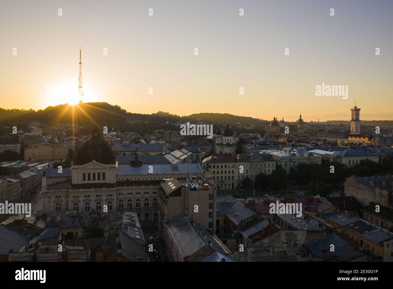 Lviv, Ukraine - August , 2020: Luftaufnahme auf Lviv Opera House von Drohne Stockfoto