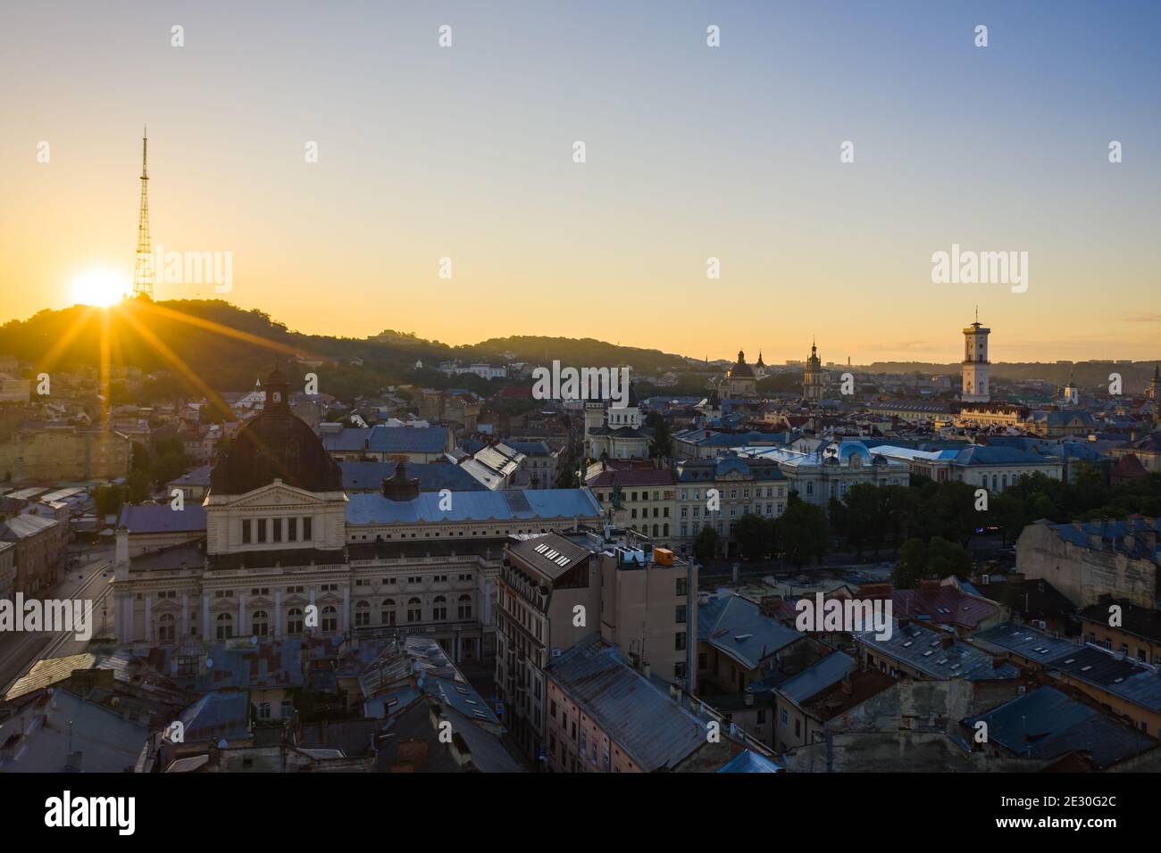 Lviv, Ukraine - August , 2020: Luftaufnahme auf Lviv Opera House von Drohne Stockfoto