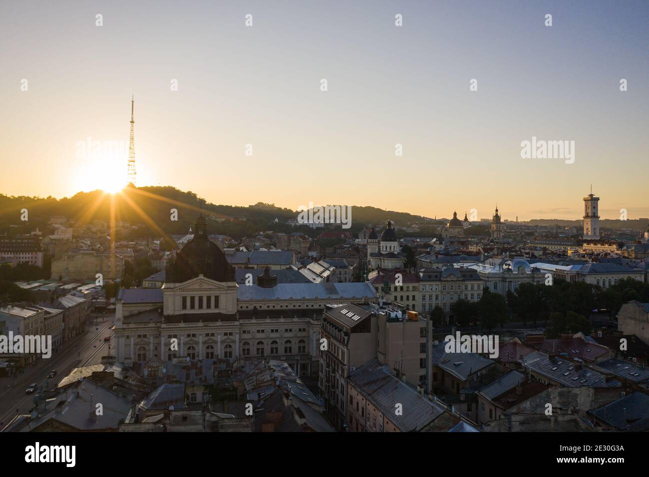 Lviv, Ukraine - August , 2020: Luftaufnahme auf Lviv Opera House von Drohne Stockfoto