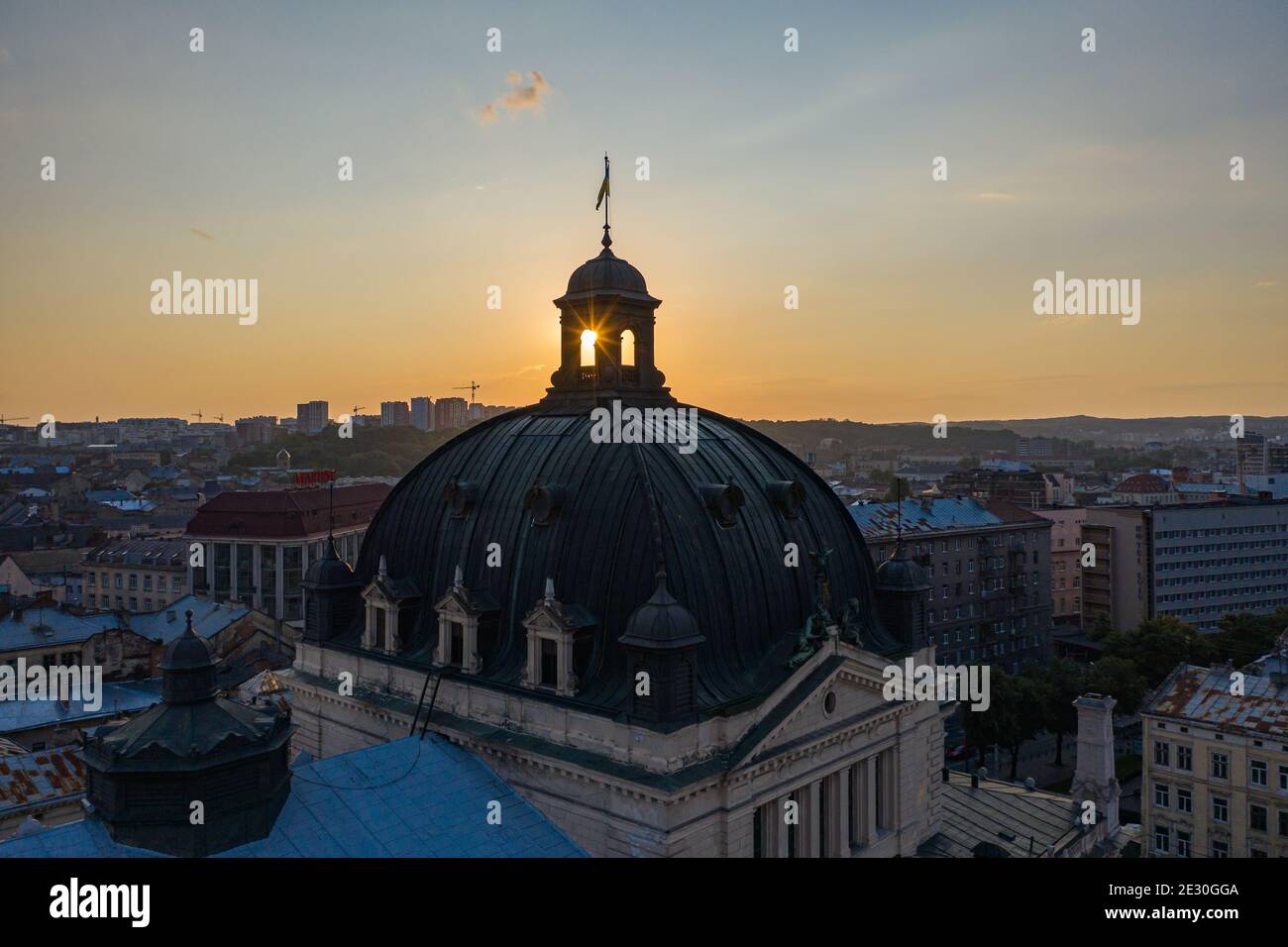 Lviv, Ukraine - August , 2020: Luftaufnahme auf Lviv Opera House von Drohne Stockfoto