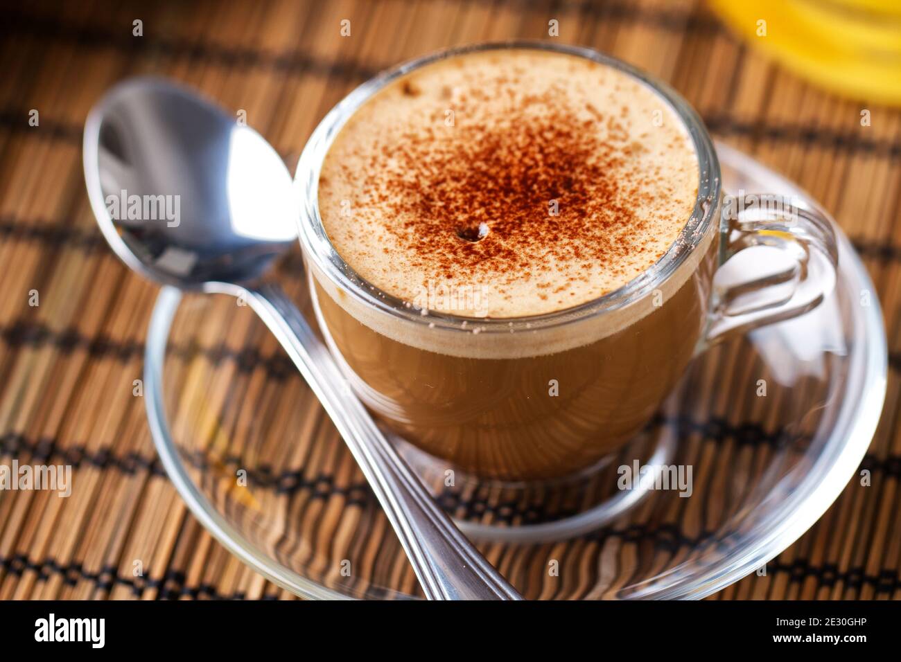 Typisch italienischer Espresso mit Milch. Hochwertige Fotos. Stockfoto