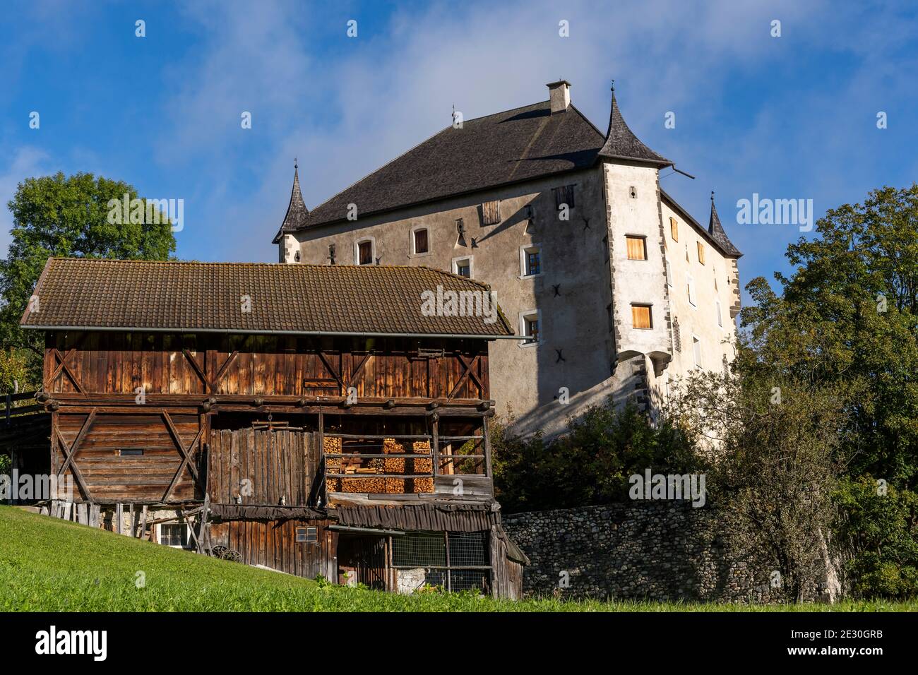 Ciastel Colz ein altes Schloss in den Dolomiten im Trentino Südtirol, Italien, mit einer alten Holzscheune. Stockfoto