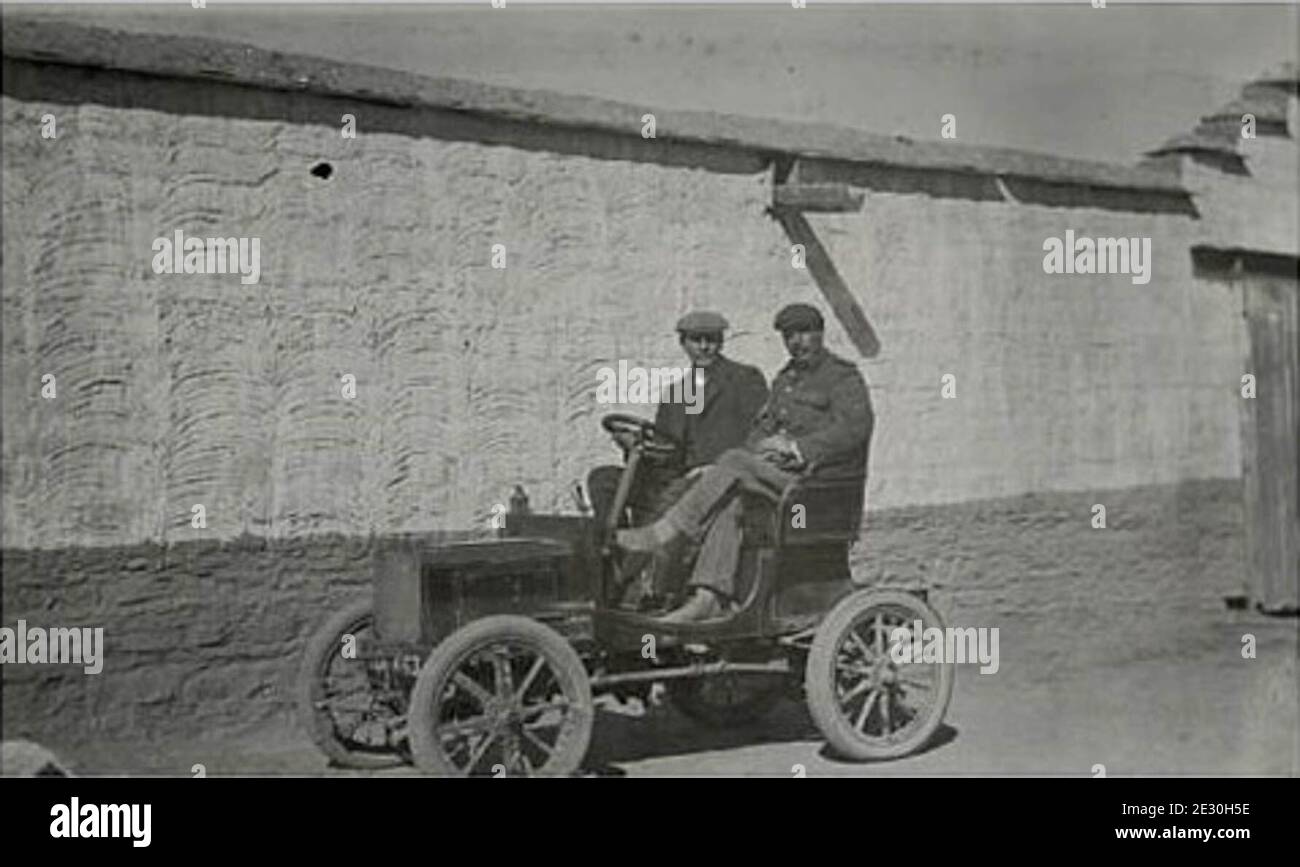 Frederick O'Connor (Vertreter des englischen Handels in Tibet für British Raj, und Sekretär von Younghusband) in einem Peugeot-Auto, einer der ersten beiden in Tibet, im Jahr 1907. Das Auto war in der Ebene vor der Gyantse Dzong (Festung). Stockfoto
