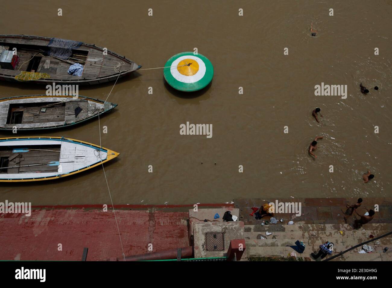 Luftaufnahme eines Ghats am Ufer des Ganghes in Varanasi, Indien. Stockfoto