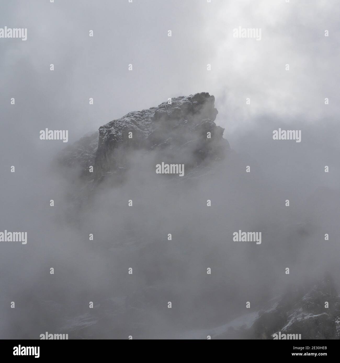 Dolomitenberg Sasde Putia im Nebel. Stockfoto