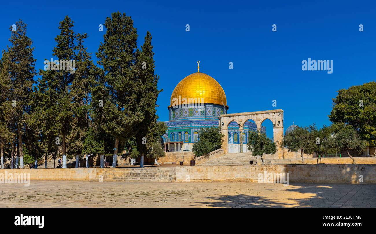 Jerusalem, Israel - 12. Oktober 2017: Tempelberg mit Felsendom Schrein des islamischen Denkmals und historische Torbögen in der Jerusalemer Altstadt Stockfoto