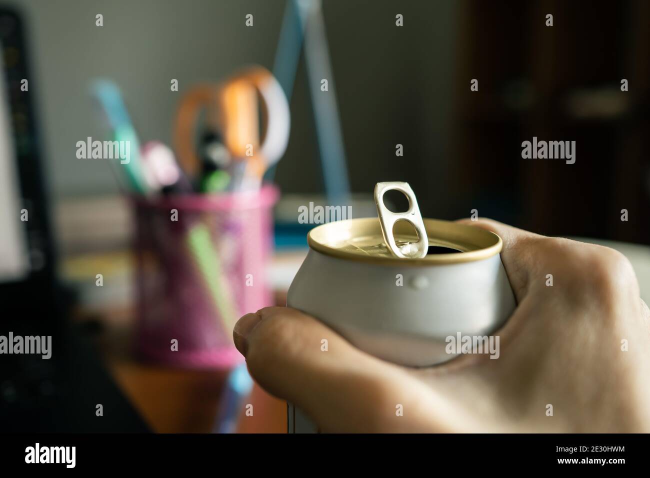 Bierkank in der Hand Stockfoto