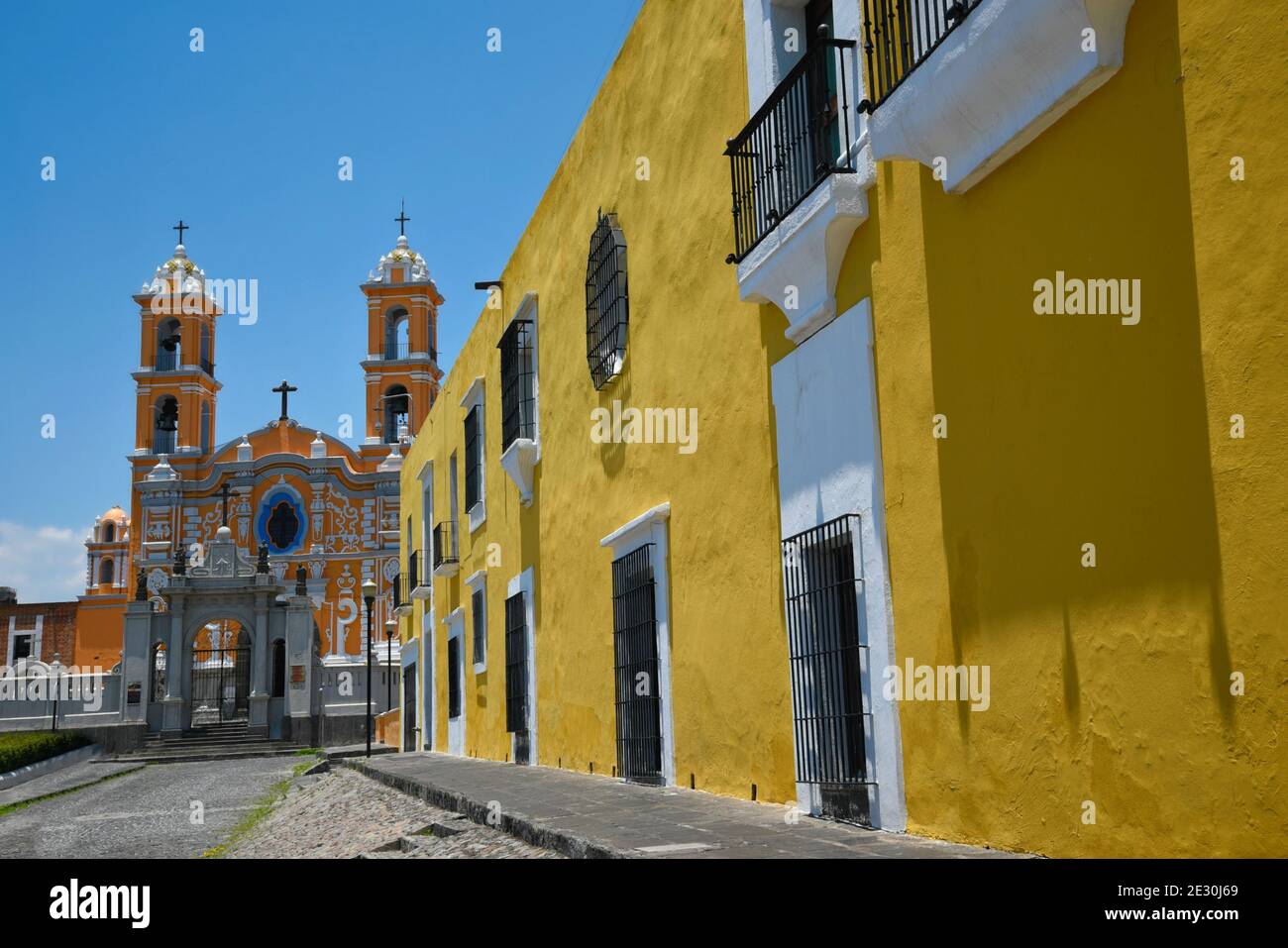 Panoramablick auf das historische Kulturzentrum Casa Aguayo und die barocke Parroquia de la Santa Cruz in Puebla de Zaragoza, Mexiko. Stockfoto