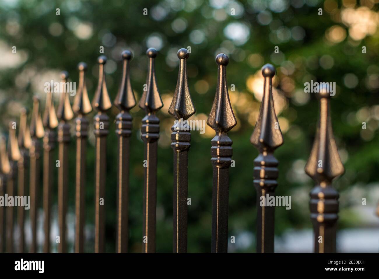 Nahaufnahme der metallischen Zaunspitze mit scharfen Enden Auf dem abstrakten Hintergrund Stockfoto