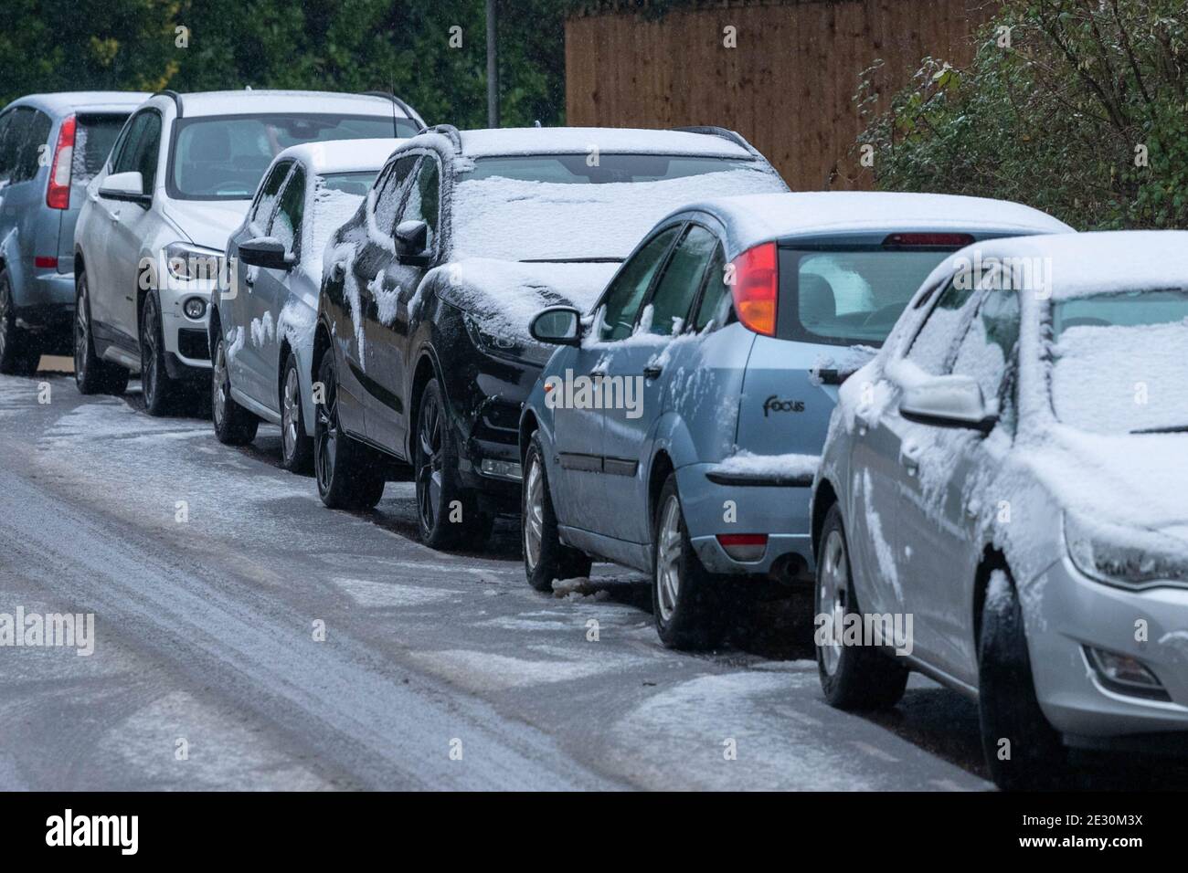 Brentwood Essex 16. Januar 2021 WETTER leichter Schnee in Brentwood Essex UK geparkte Autos auf der städtischen Straße im Schnee, Credit: Ian Davidson/Alamy Live News Stockfoto