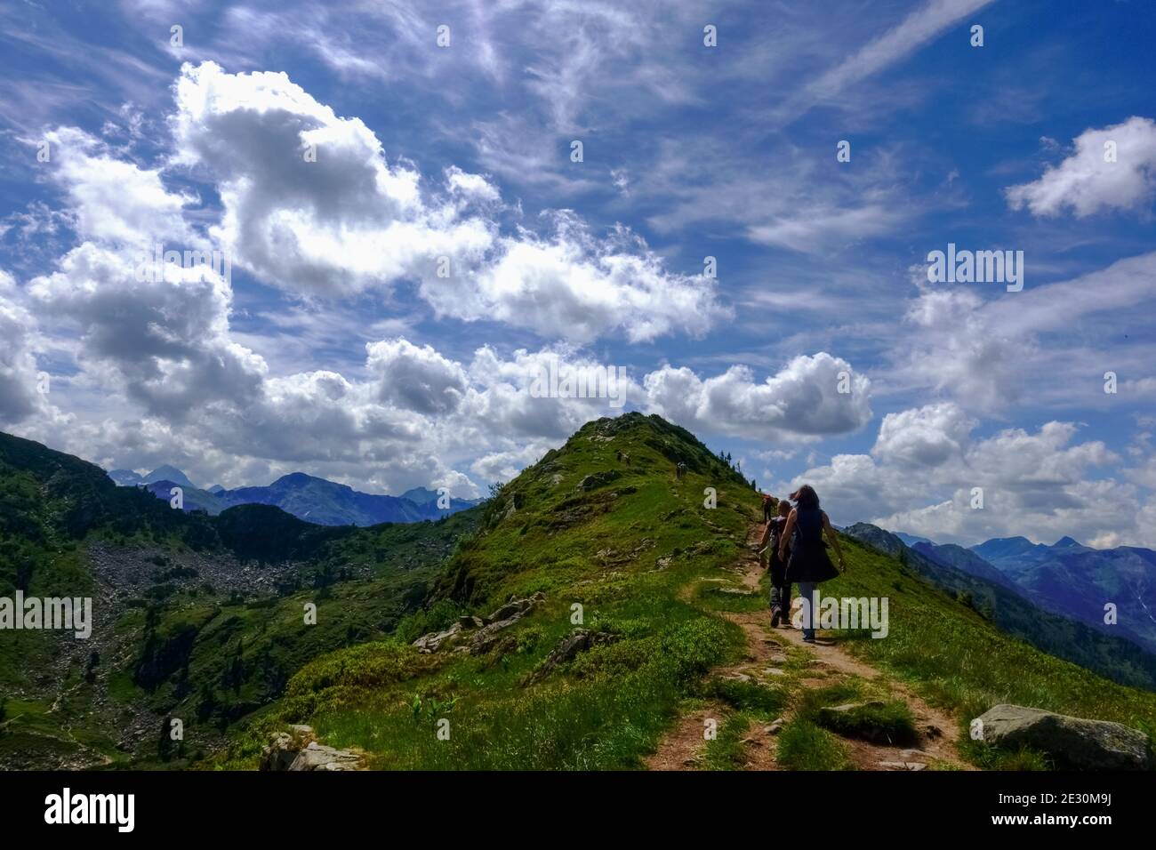 Wanderer auf einem Weg zu einem Gipfel von einem Berg Mit blauem Himmel Stockfoto