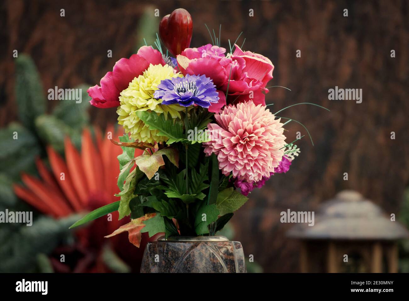 Blumendekoration beim Grab auf dem Friedhof Stockfoto