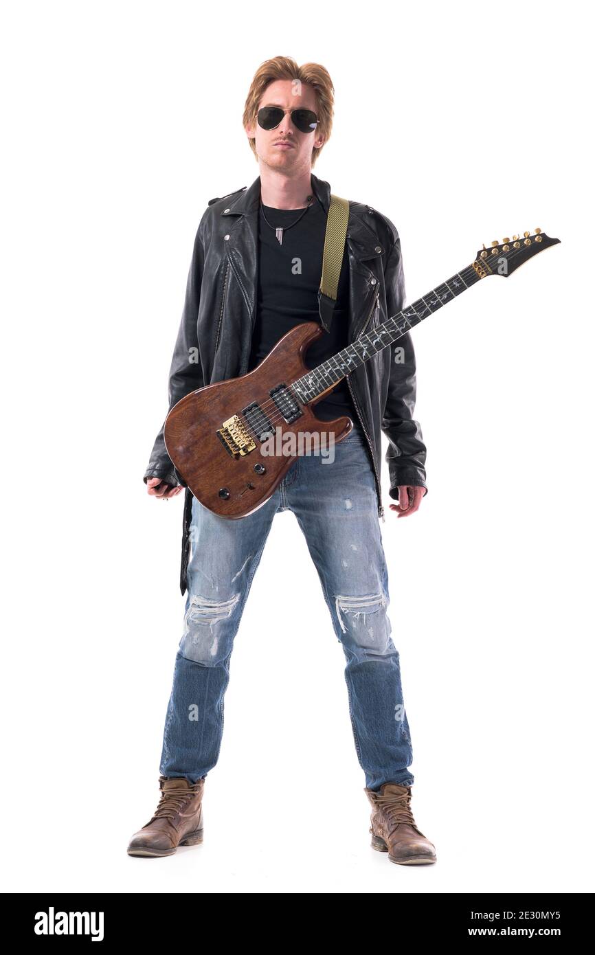 Cocky Attitude stilvoller Rocker in Lederjacke und Jeans mit Sonnenbrille und E-Gitarre. Ganzkörper isoliert auf weißem Hintergrund. Stockfoto