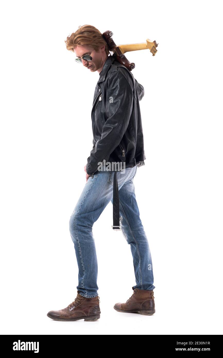Seitenansicht des Rocker-Musikers mit Sonnenbrille, die E-Gitarre trägt und nach unten schaut. Ganzkörper isoliert auf weißem Hintergrund. Stockfoto