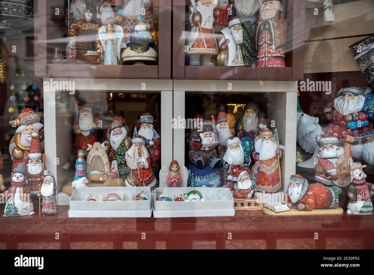 Sammlung von verschiedenen traditionellen Versionen von Santa Claus / Father Snow / Saint Nick etc. Figuren Stockfoto