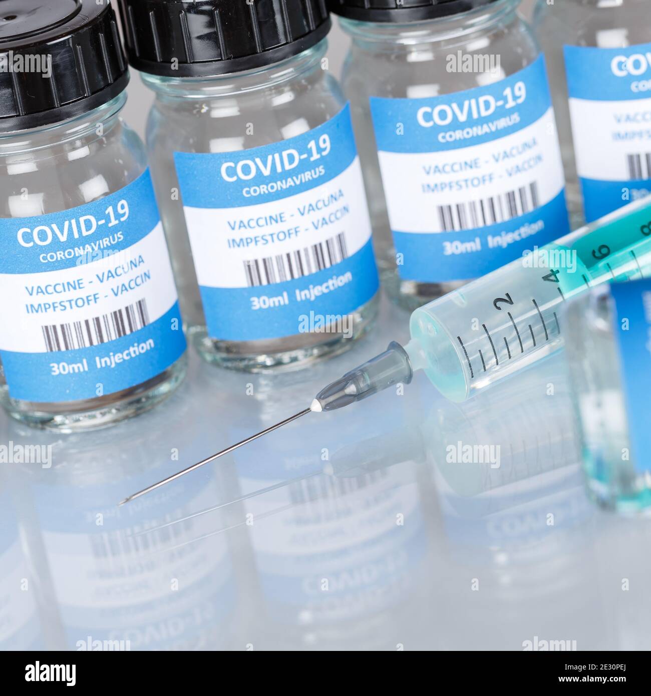 Coronavirus-Impfstoffflasche Corona-Virus-Spritze COVID-19 Covid-Impfstoffe quadratisch Flaschen Stockfoto
