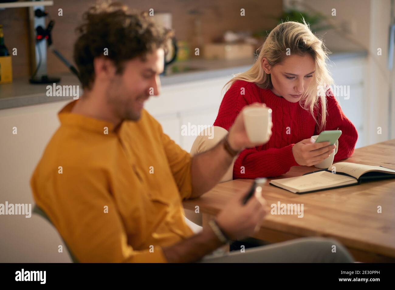 Junges Paar verbringt Zeit zusammen zu Hause; Bonding Paar Konzept Stockfoto