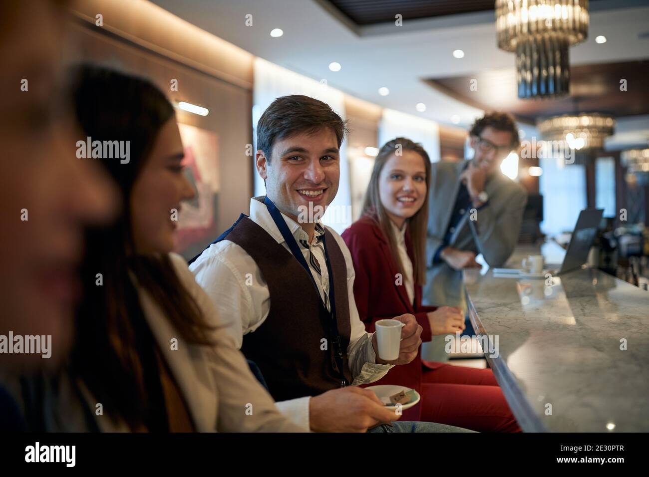 Geschäftsreisende genießen eine Kaffeepause in einer fröhlichen Atmosphäre an der Bar. Business, Leute, Bar Stockfoto