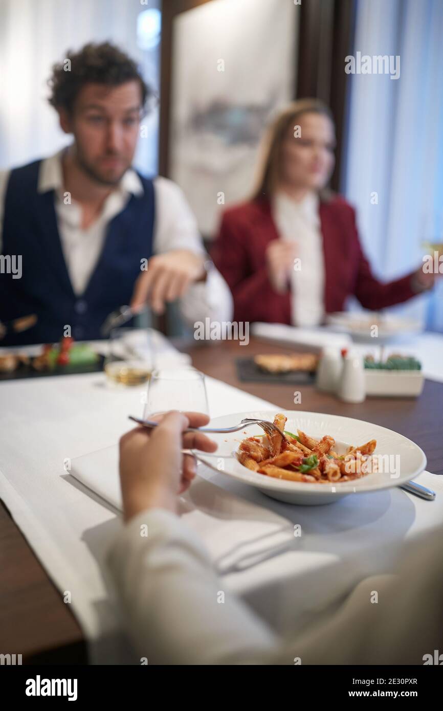 Junge Geschäftsleute genießen das Essen in einer angenehmen Atmosphäre beim Mittagessen im Restaurant. Business, Restaurant, Mittagessen Stockfoto