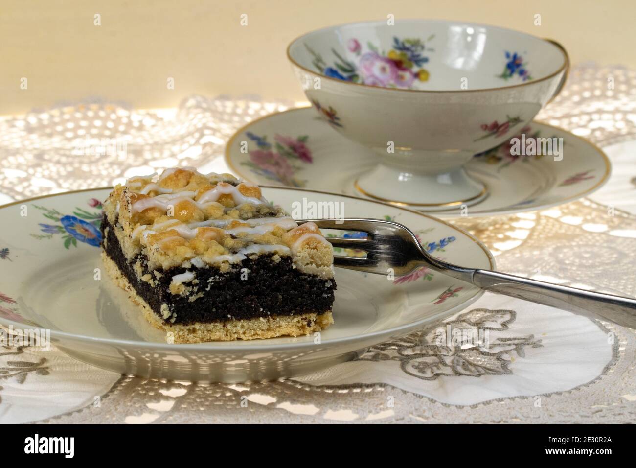 Schlesische Mohnkuchen mit Hefeteig. Ein altes Rezept von meiner Oma. Stockfoto