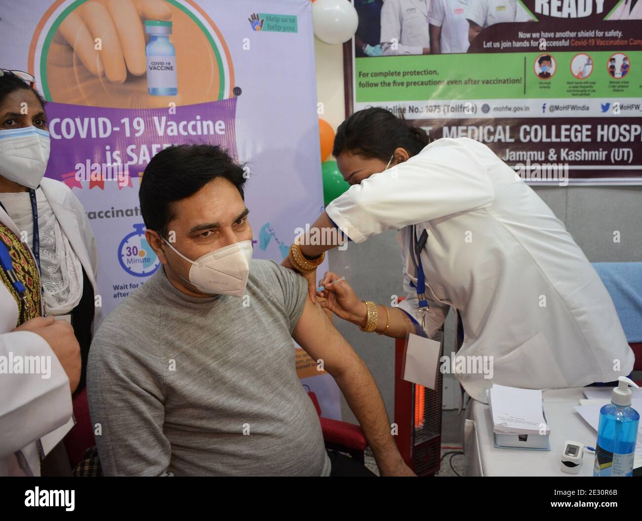 Ein Gesundheitshelfer, der am 16. Januar 2021 in einem Krankenhaus in Jammu während der Impfung in Indien einen Covishield-Impfstoff COVID-19 erhält. (Foto von Bikas Bhagat / INA Photo Agency / Sipa USA) Stockfoto