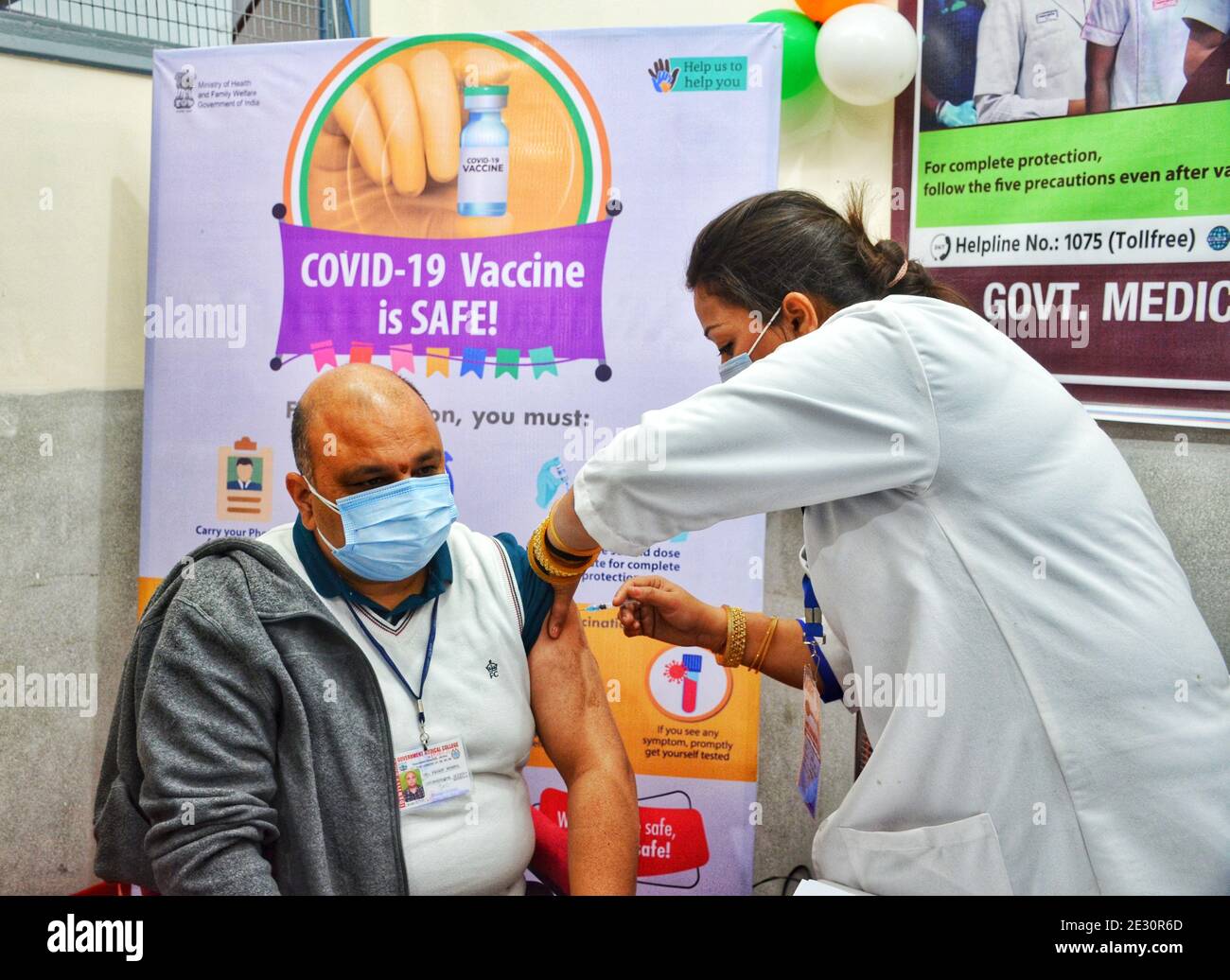 Ein Gesundheitshelfer, der am 16. Januar 2021 in einem Krankenhaus in Jammu während der Impfung in Indien einen Covishield-Impfstoff COVID-19 erhält. (Foto von Bikas Bhagat / INA Photo Agency / Sipa USA) Stockfoto