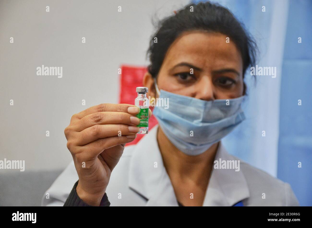 Ein indischer Gesundheitshelfer, der am 16. Januar 2021 in einem Krankenhaus in Jammu eine COVID-19-Impffläschchen Covishield während der Impfung in Indien vorstellte. (Foto von Bikas Bhagat / INA Photo Agency / Sipa USA) Stockfoto