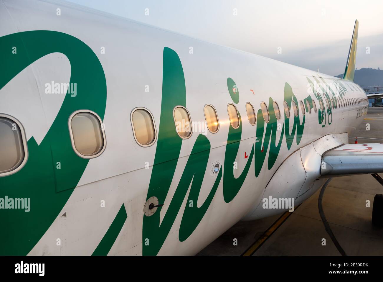 Shenzhen, China - 26. September 2019: Spring Airlines Airbus A320 am Flughafen Shenzhen in China. Airbus ist ein europäischer Flugzeughersteller BA Stockfoto