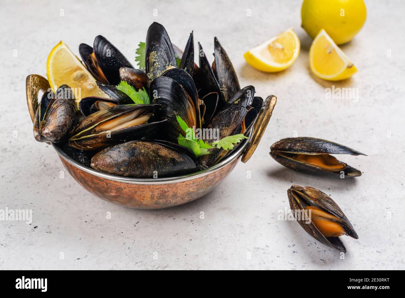 Gekochte Meeresfrüchte-Muscheln mit Zitrone Stockfoto