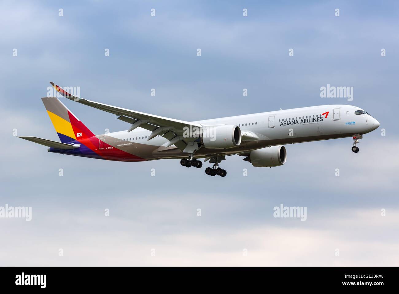 London, Großbritannien - 9. Juli 2019: Asiana Airlines Airbus A350-900 am Flughafen London Heathrow (LHR) in Großbritannien. Stockfoto