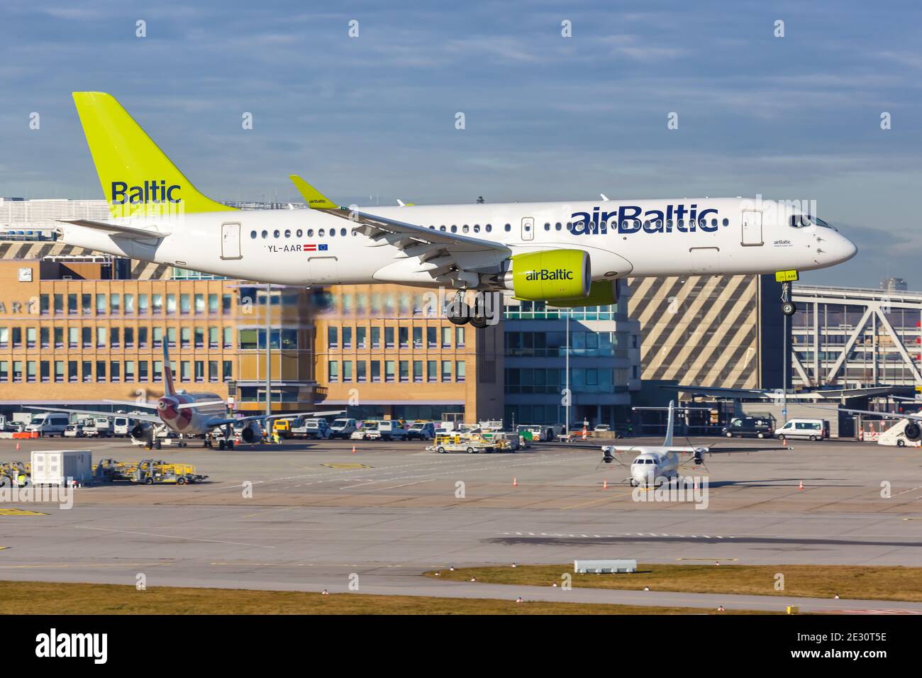 Stuttgart, 19. Dezember 2020: Air Baltic Airbus A220-300 am Flughafen Stuttgart (STR) in Deutschland. Airbus ist ein europäisches Flugzeughersteller Stockfoto