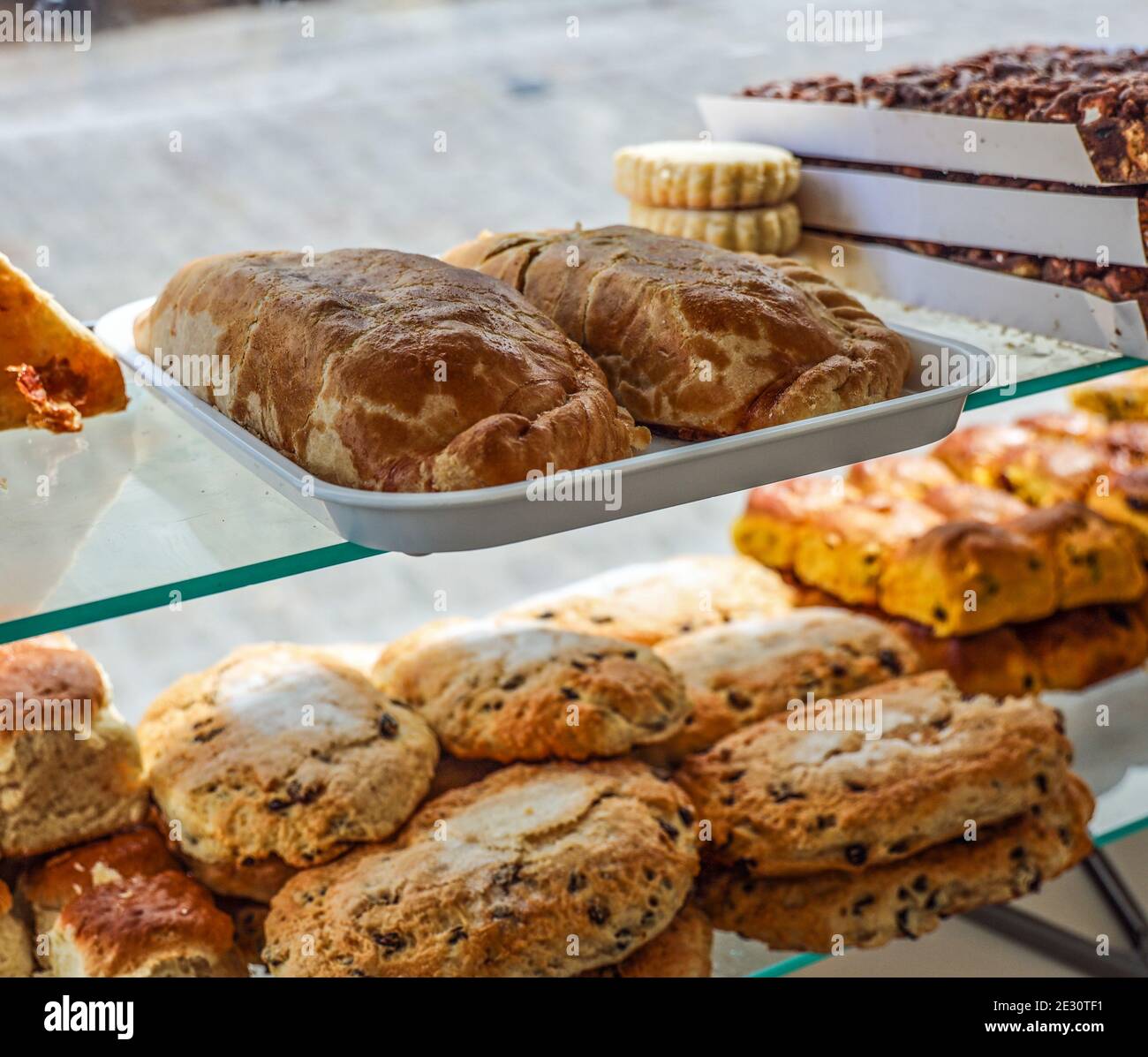 Verlockende große Pasties im Fenster eines Bäckers in St. Ives in Cornwall. Werden sich die Staats- und Regierungschefs der Welt beim G7-Weltgipfel in Carb in einen Topf schlagen Stockfoto