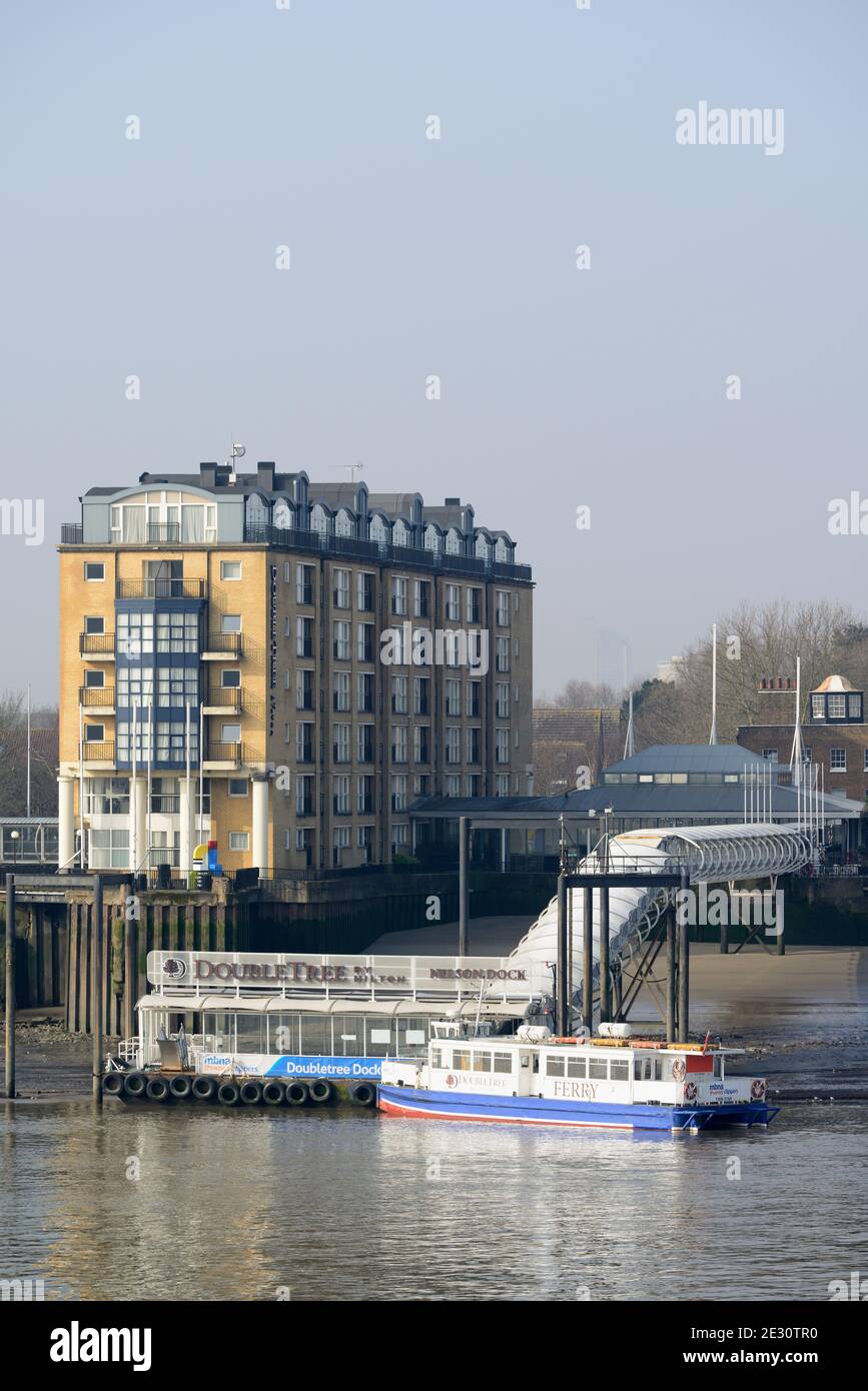Thames Clippers Fähre über die Themse vom DoubleTree Hilton Hotel, Nelson Dock Pier, East London, Großbritannien Stockfoto