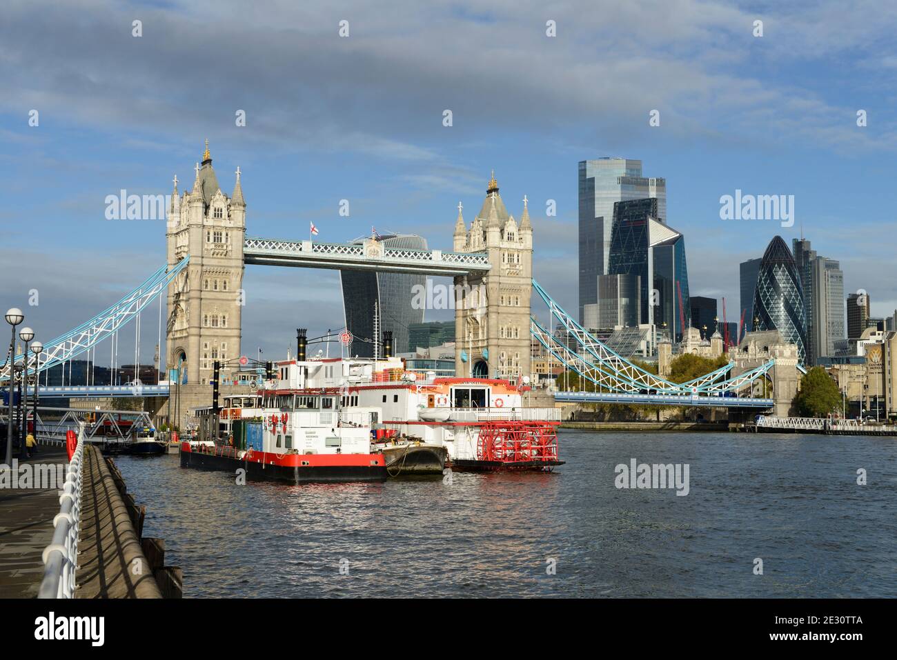 Riverside Walk, Tower Bridge und City of London, Shad Thames, Bermondsey, London, Großbritannien Stockfoto