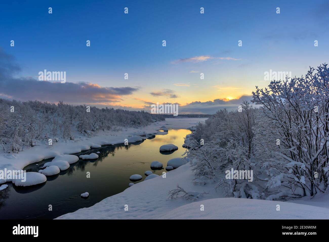 Winteruntergang auf dem Teriberka-Fluss auf der russischen Kola-Halbinsel, nördlich des Polarkreises Stockfoto