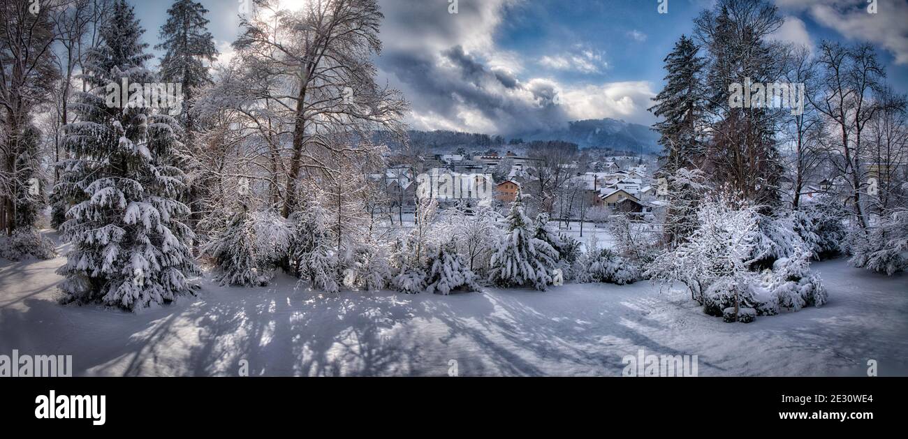 DE - BAYERN: Winter in Bad Tölz (Badeteil) mit Blomberg im Hintergrund Stockfoto