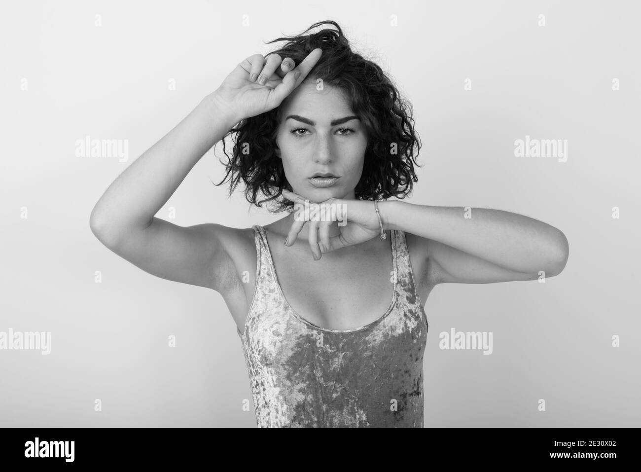 Schwarz-Weiß-Studio-Porträt der jungen kaukasischen Frau Stockfoto