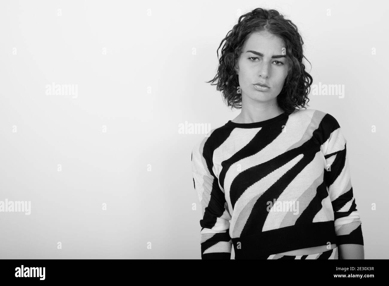 Schwarz-Weiß-Studio-Porträt der jungen traurigen kaukasischen Frau Stockfoto