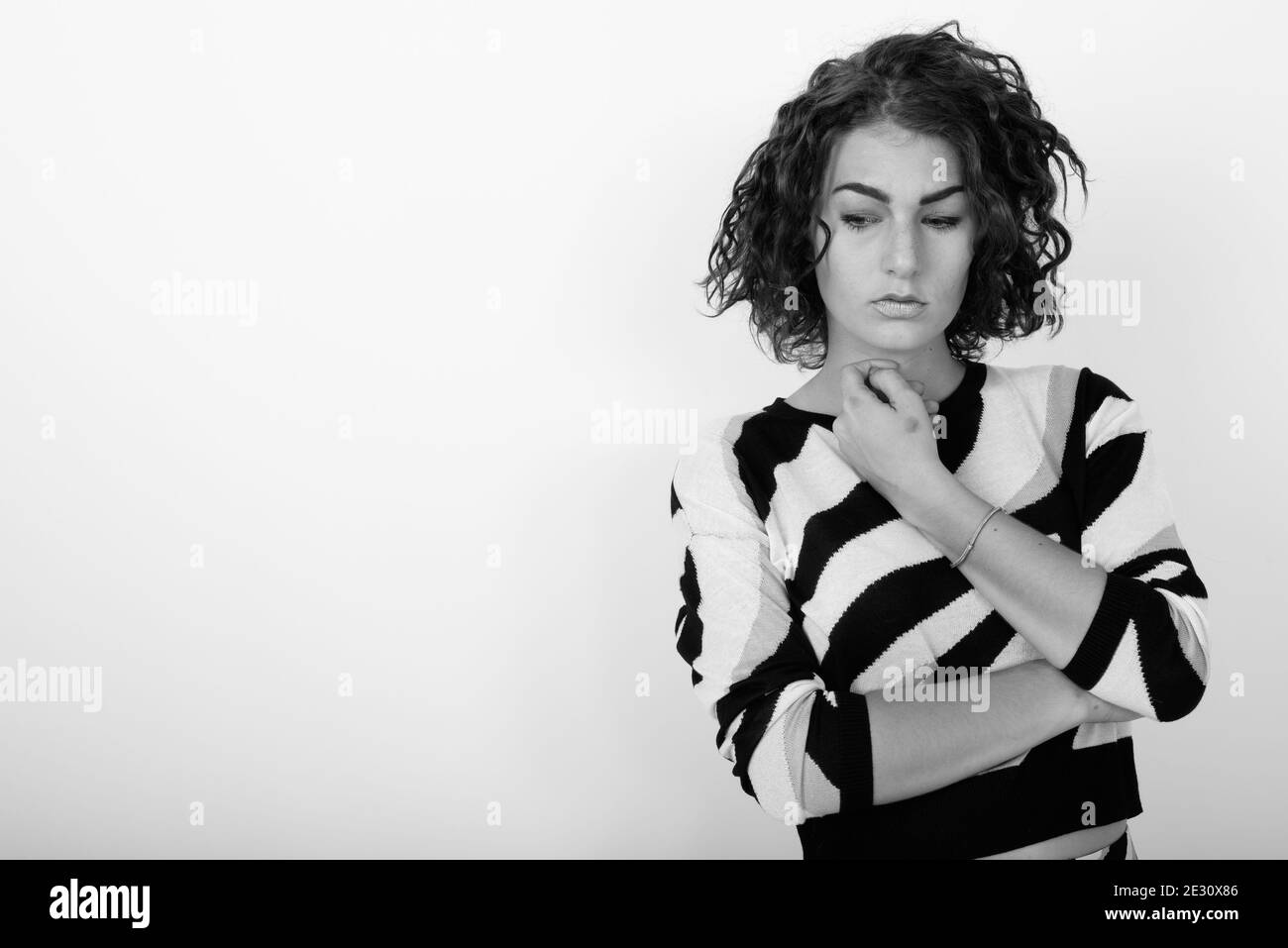 Schwarz-Weiß-Studio-Porträt der jungen kaukasischen Frau denken Stockfoto