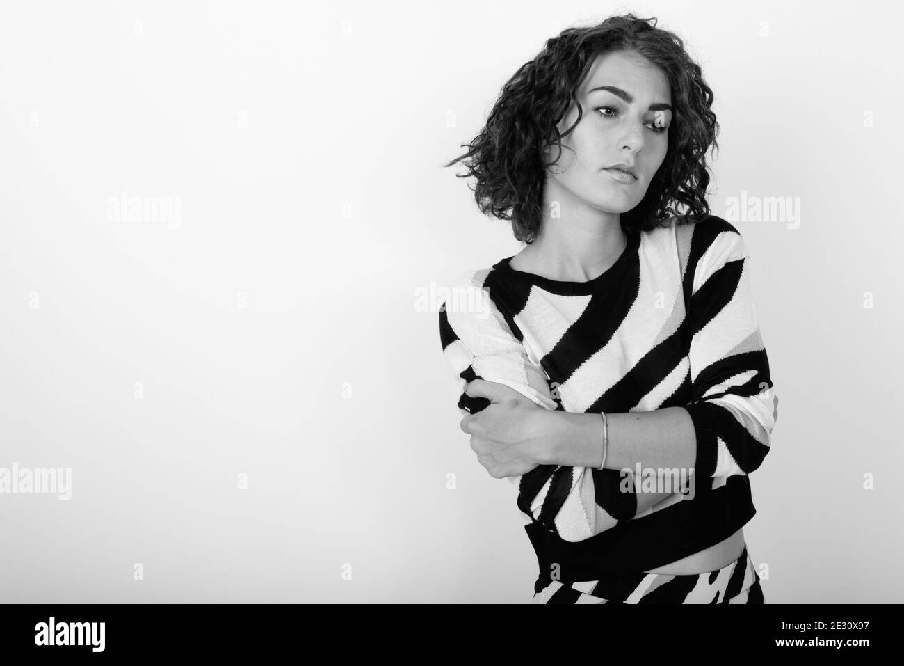 Schwarz-Weiß-Studio-Porträt der jungen kaukasischen Frau denken Stockfoto