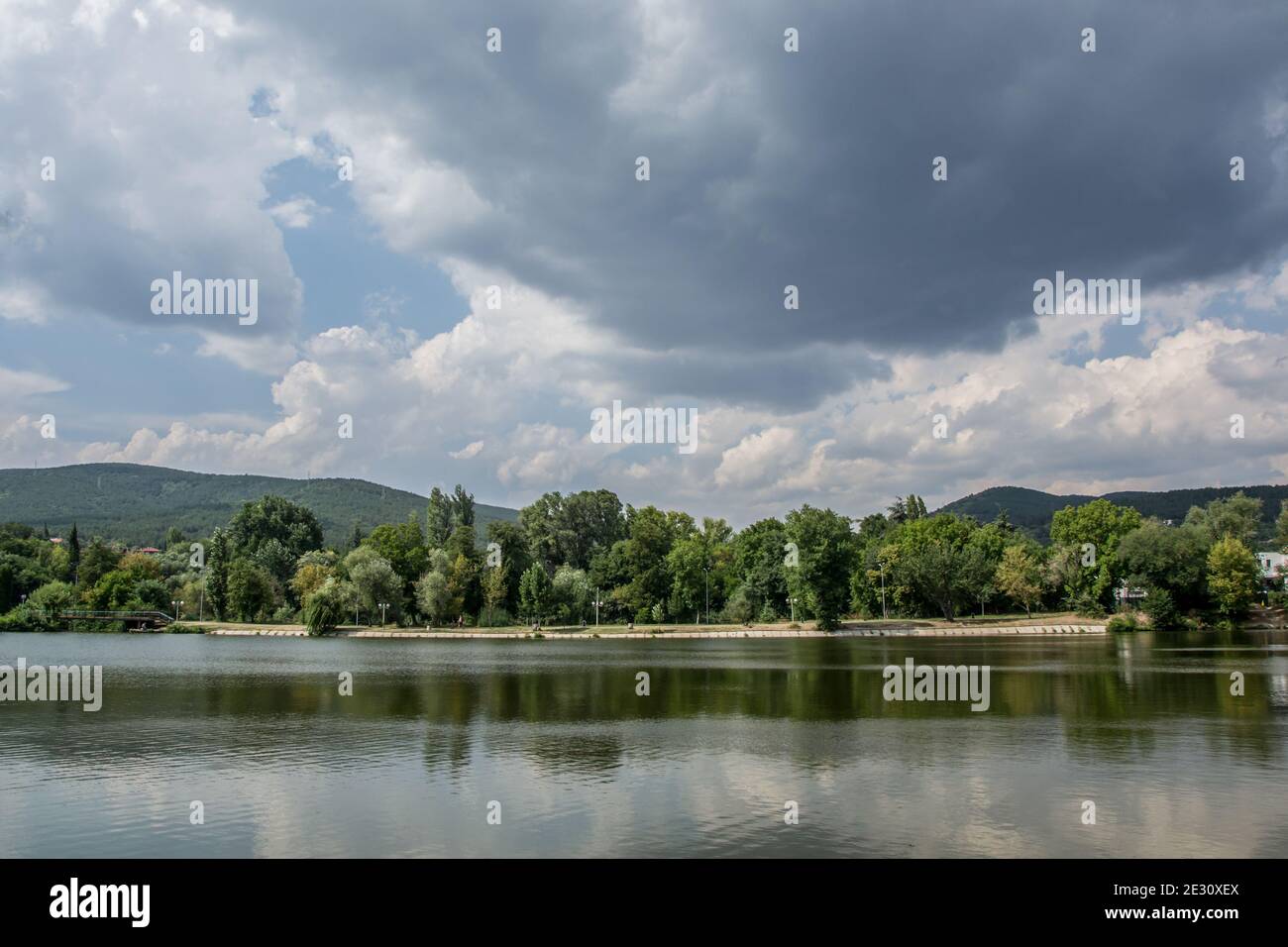 Schöne friedliche Natur, Bäume und Pflanzen auf einem See, Sommersaison, Reflexion im Wasser, Zagorka See, Stara Zagora, Bulgarien Stockfoto