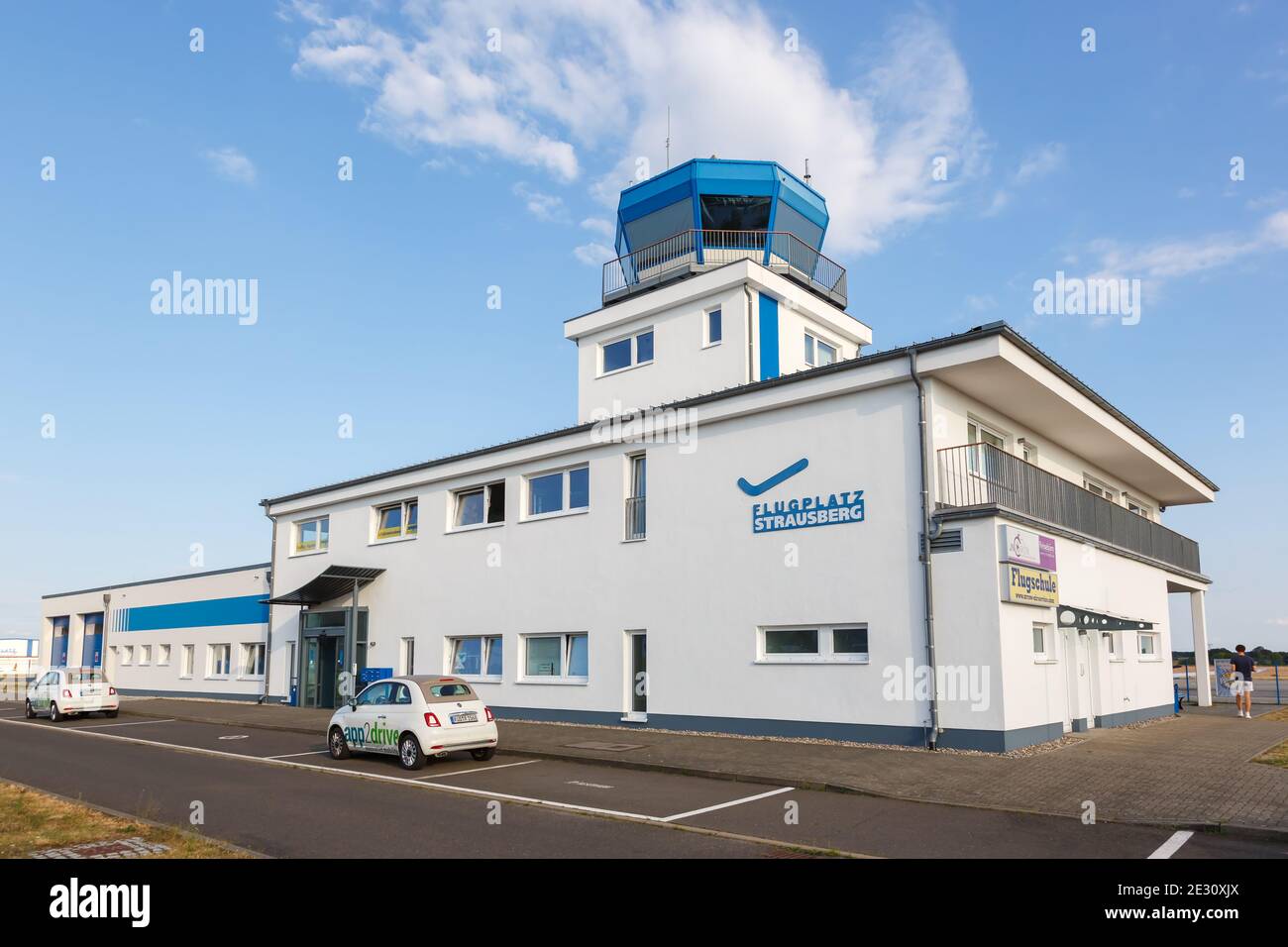 Strausberg, Deutschland - 19. August 2020: Strausberg Airport Terminal und Tower in Deutschland. Stockfoto