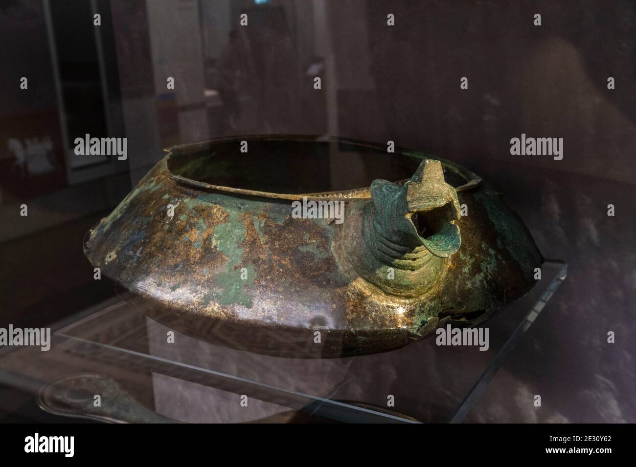 Eine römische Kupferfilterschale, Teil eines Hortfunden aus Kingston Deverill, Salisbury Museum, Salisbury, Wiltshire, Großbritannien. Stockfoto