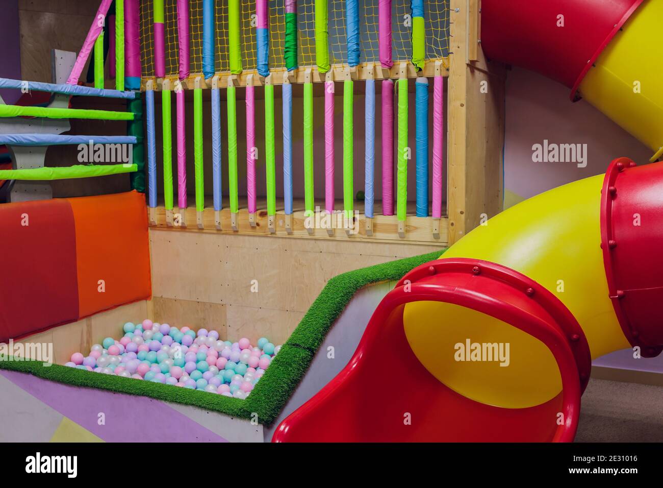 Plastikrutsche im Kinderspielplatz. Kinderrutsche im Spielzimmer Stockfoto