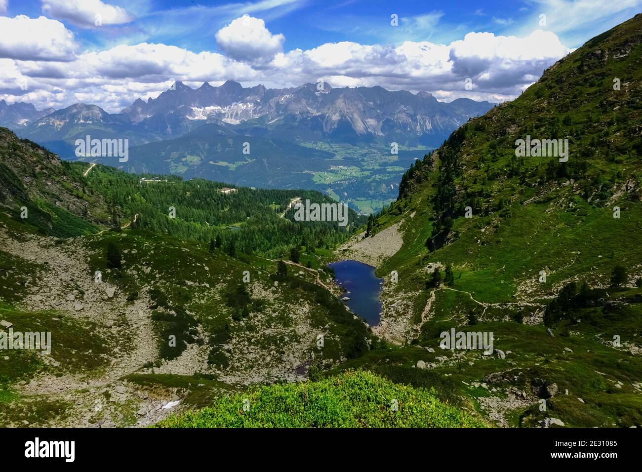 Wunderschöner Bergsee in den Bergen beim Wandern im Urlaub Stockfoto