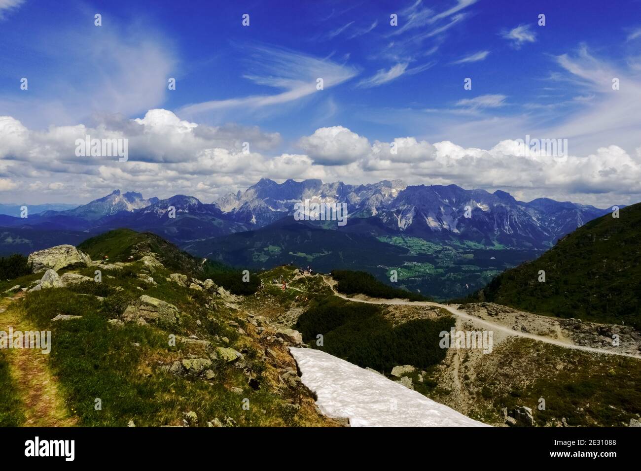 Wunderschöne Berglandschaft mit Schnee und blauem Himmel in der Sommer Stockfoto