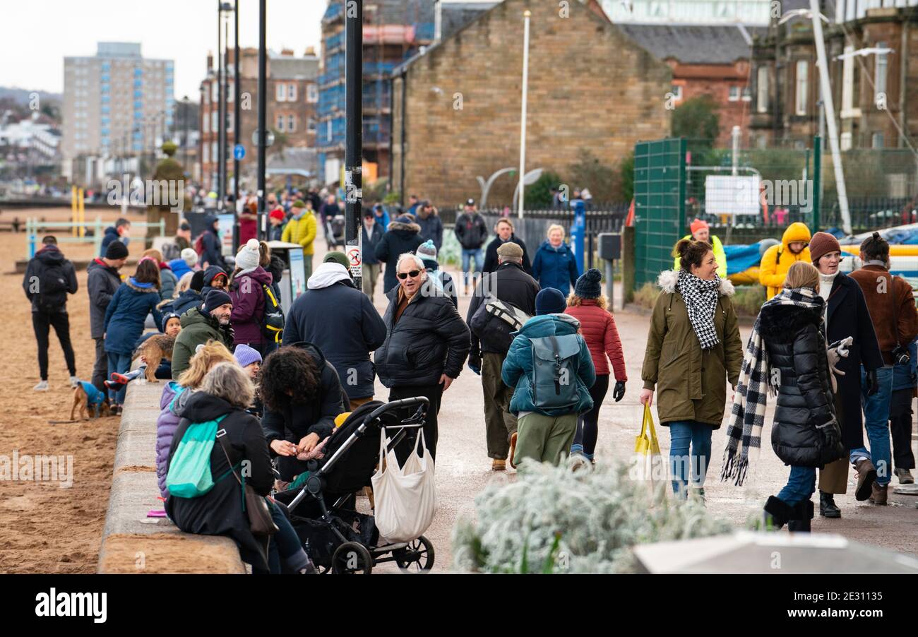 Portobello, Schottland, Großbritannien. 16. Januar 2021. Trotz der nationalen Sperre und der heutigen Verschärfung der Beschränkungen für das Servieren von Essen zum Mitnehmen und gesellschaftlichen Zusammenkünften, Portobello Promenade und Strand erwies sich als so beliebt wie immer am Samstagnachmittag mit vielen Mitgliedern der Öffentlichkeit, die dorthin zu Fuß und besuchen Cafés, die Essen und Getränke zum Mitnehmen anbieten. Keine Polizeipatrouillen waren offensichtlich. Iain Masterton/Alamy Live News Stockfoto