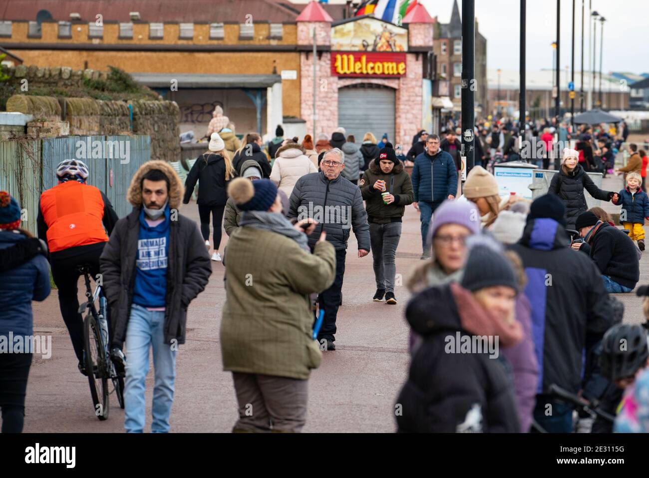 Portobello, Schottland, Großbritannien. 16. Januar 2021. Trotz der nationalen Sperre und der heutigen Verschärfung der Beschränkungen für das Servieren von Essen zum Mitnehmen und gesellschaftlichen Zusammenkünften, Portobello Promenade und Strand erwies sich als so beliebt wie immer am Samstagnachmittag mit vielen Mitgliedern der Öffentlichkeit, die dorthin zu Fuß und besuchen Cafés, die Essen und Getränke zum Mitnehmen anbieten. Keine Polizeipatrouillen waren offensichtlich. Iain Masterton/Alamy Live News Stockfoto